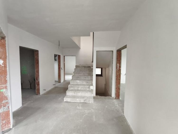 Casă individuală cu 7 camere cu Garaj în Marginea