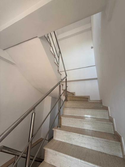 Apartament cu 4 camere semidecomandat în Democrației