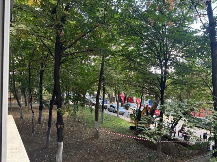 Apartament cu 3 camere semidecomandat în Lacul Tei