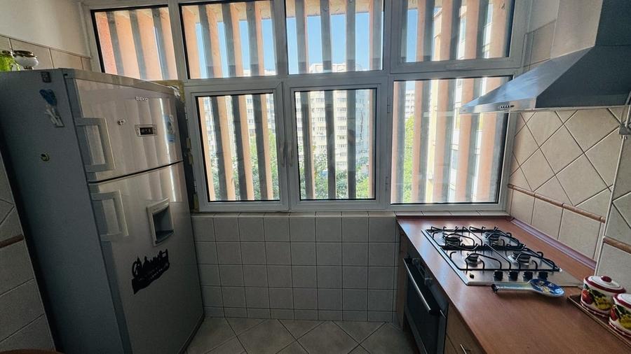 Apartament cu 3 camere semidecomandat în Obor