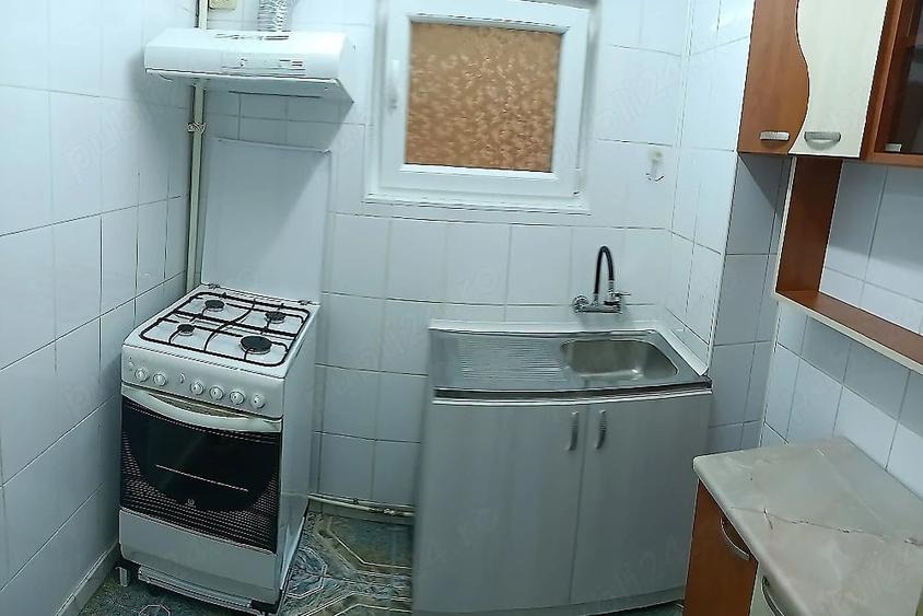 Apartament cu 3 camere semidecomandat în Titan