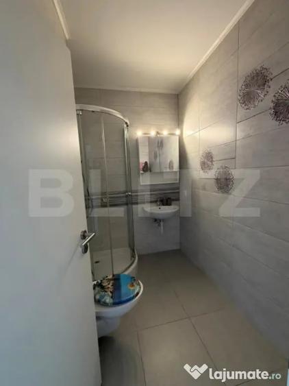 Apartament cu 4 camere semidecomandat în Tractorul