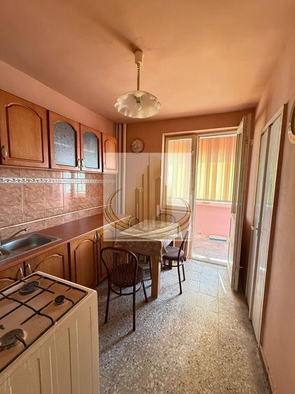 Apartament cu 3 camere decomandat, mobilat în Girocului