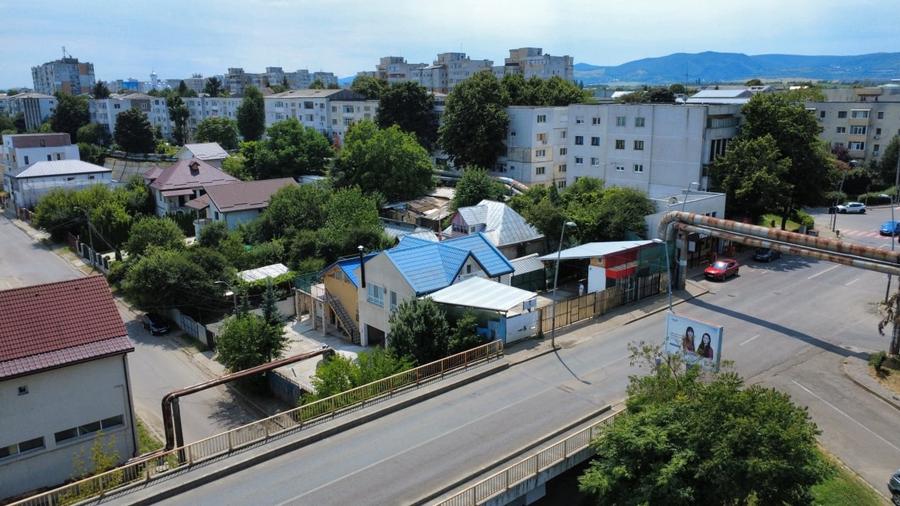 Casă individuală cu 9 camere cu Canalizare în Alecu Russo