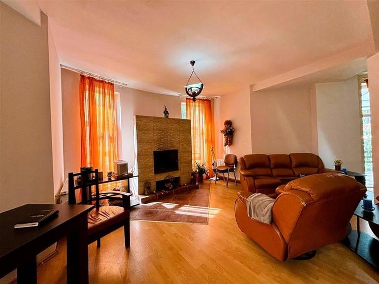 Casă individuală cu 10 camere cu Piscina în Malul Ursului