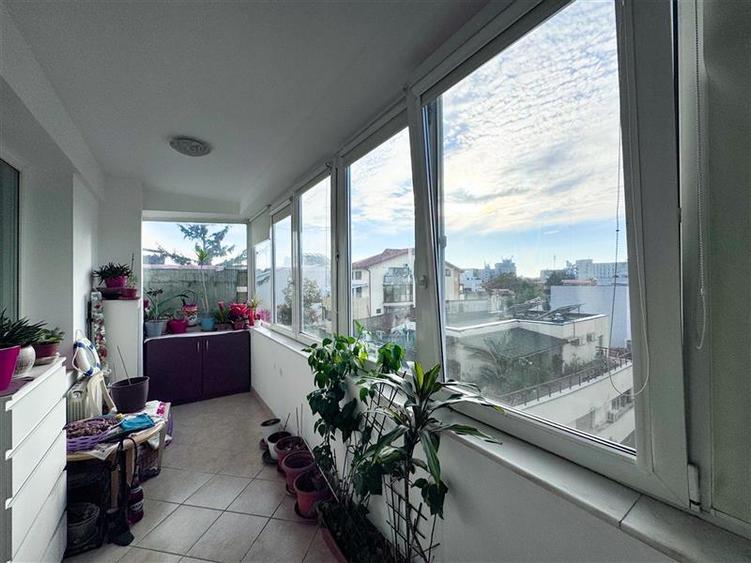 Apartament cu 4 camere semidecomandat, mobilat în Floreasca