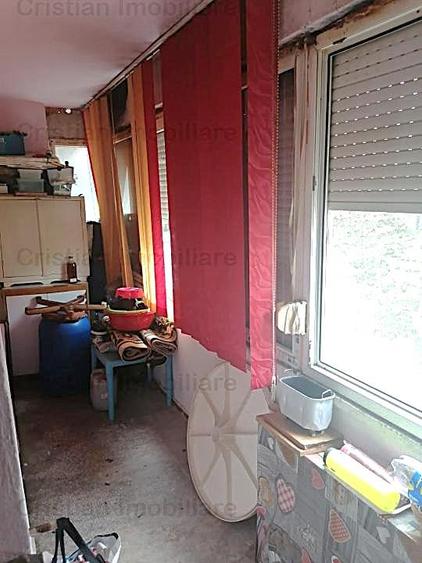 Apartament cu 3 camere semidecomandat în Obor