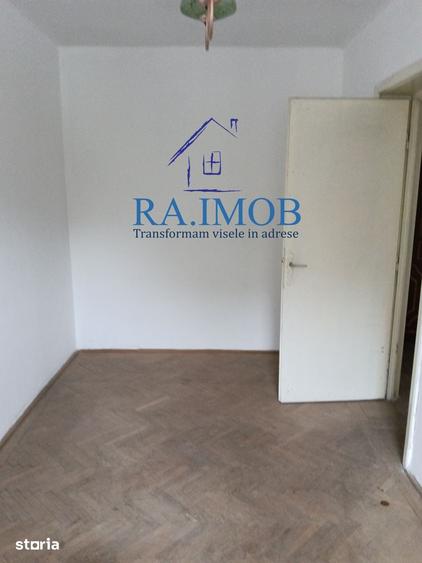 Apartament cu 3 camere semidecomandat în Republicii