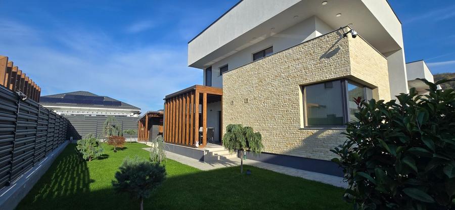Casă individuală cu 4 camere cu Canalizare în Aninoasa