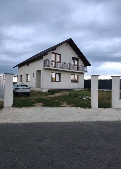 Casă cu 4 camere în Dumbrăveni