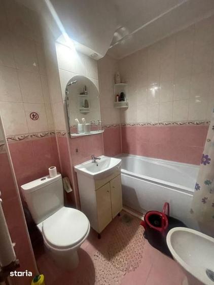 Apartament cu 3 camere decomandat în Craiovița Nouă