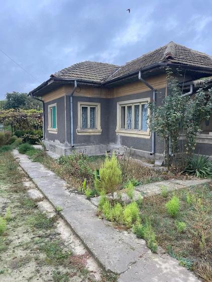 Casă cu 6 camere cu Teren 885 Mp în Exterior Vest