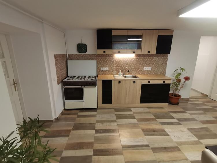 INCHIRIEZ apartament 2 camerea la casa ,renovat, zona Lazaret - 6