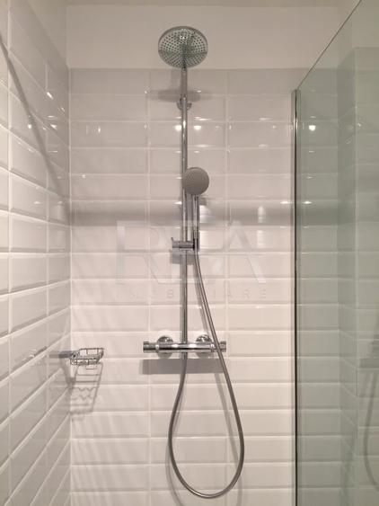 Apartament cu 5 camere semidecomandat, mobilat în Capitale