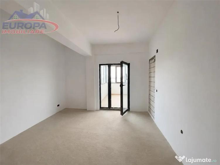 Apartament cu 4 camere decomandat în C5