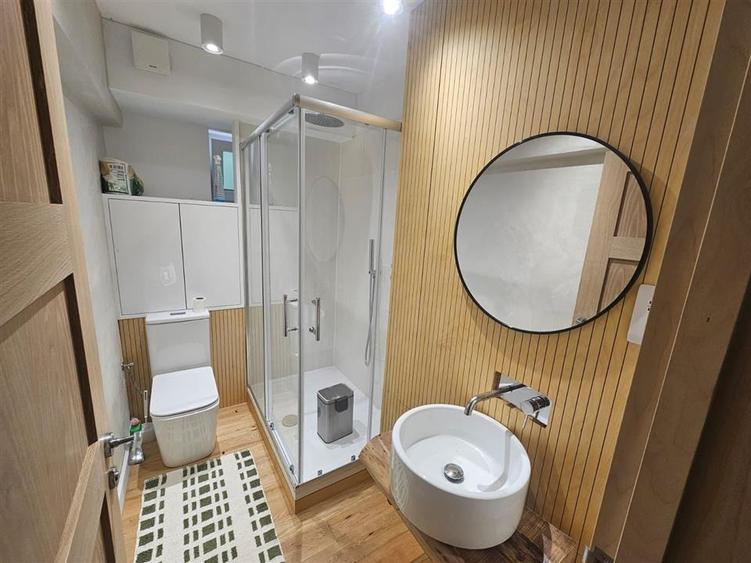 Apartament cu 2 camere semidecomandat, mobilat în Central