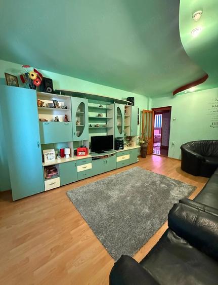 Apartament cu 3 camere decomandat în Buzaului