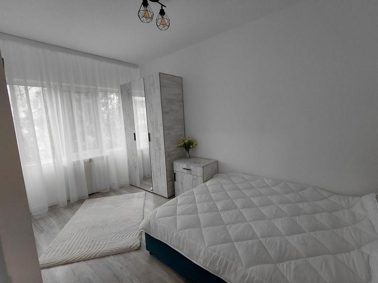 Apartament cu 3 camere semidecomandat, mobilat în Micro 16