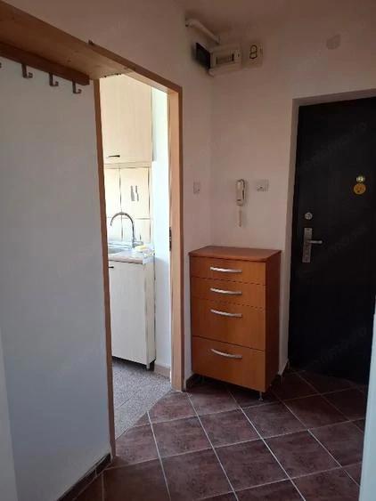 Apartament cu 3 camere semidecomandat în Uverturii