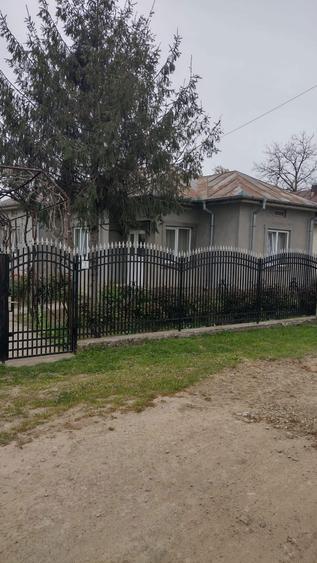 Casă cu 4 camere în Dăscălești
