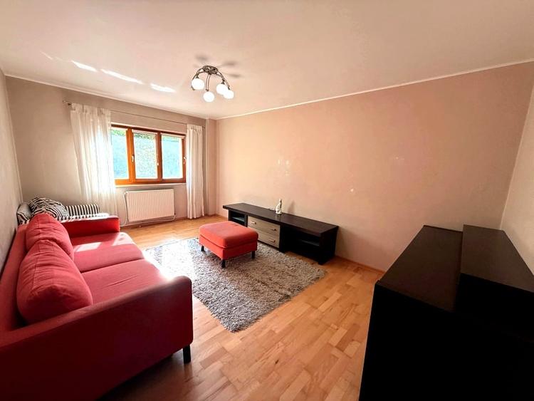 Apartament cu 3 camere decomandat, mobilat în Nicolina