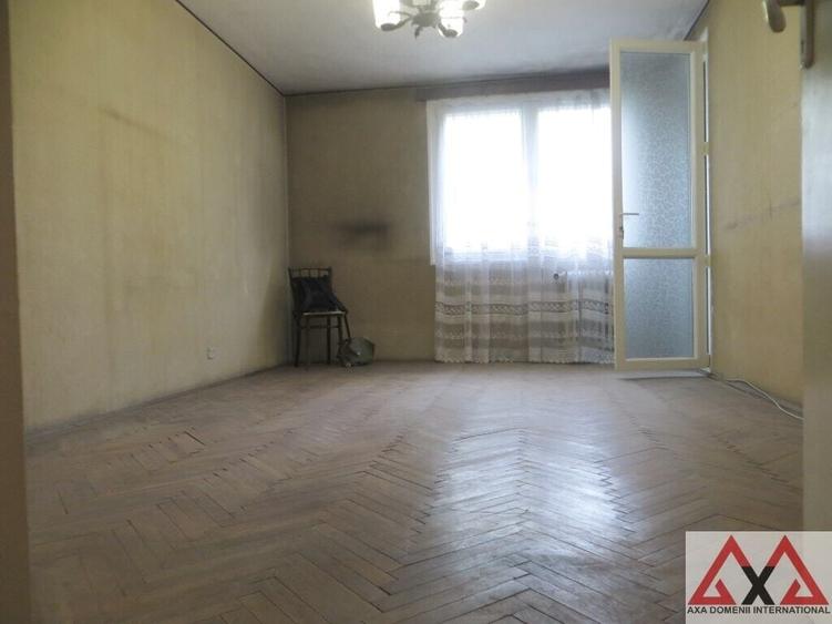 Apartament cu 4 camere semidecomandat în Titan