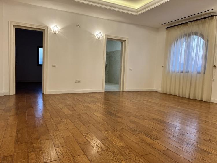 Casă individuală cu 10 camere cu Garaj în Pipera