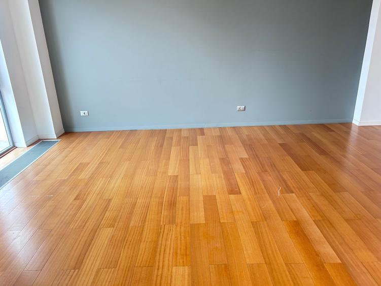 Penthouse cu 3 camere decomandat în Mamaia