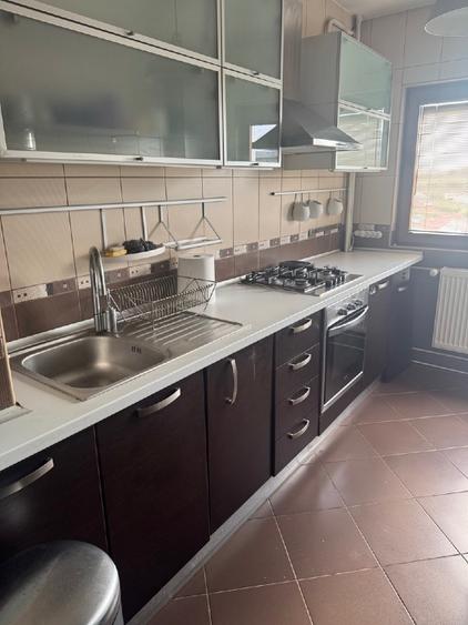 Apartament cu 3 camere semidecomandat, mobilat în 13 Septembrie