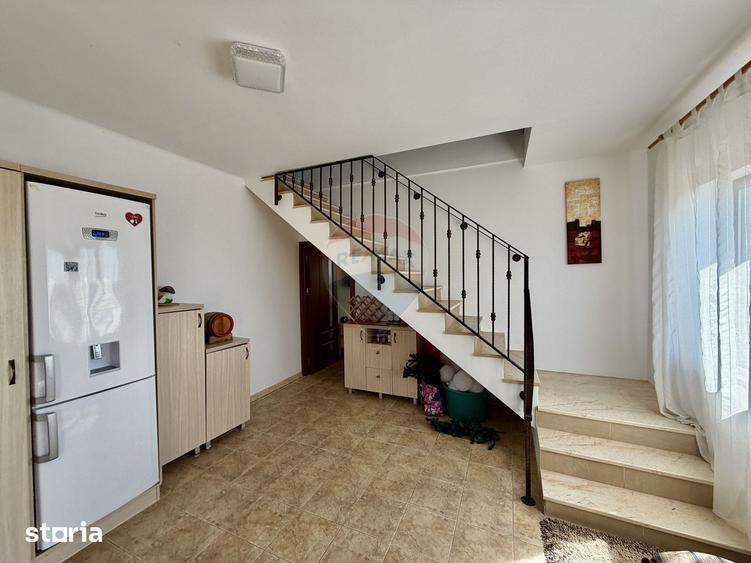 Casă cu 5 camere cu Teren 3400 Mp în Garoafa