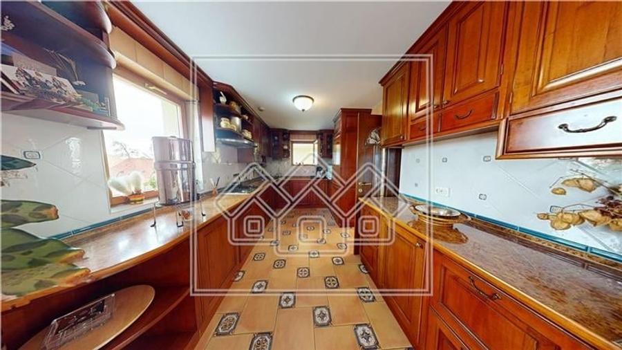 Casă individuală cu 7 camere cu Teren 475 Mp în Ștrand