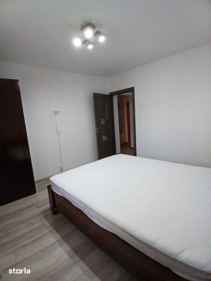 Apartament cu 3 camere decomandat în Livezi