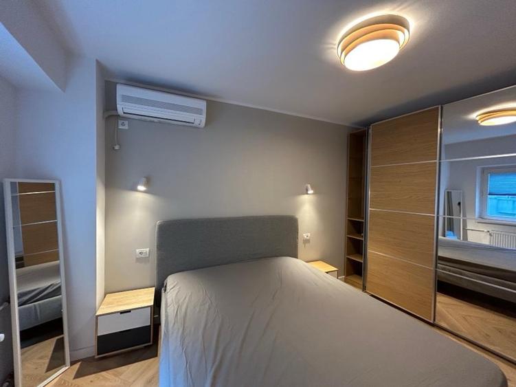 Apartament cu 3 camere semidecomandat, mobilat în P-ța Victoriei