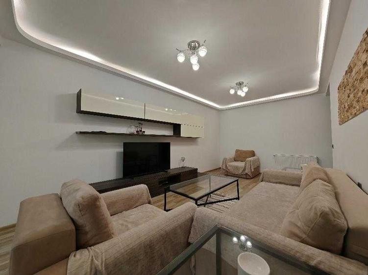 Apartament cu 3 camere semidecomandat în Tractorul