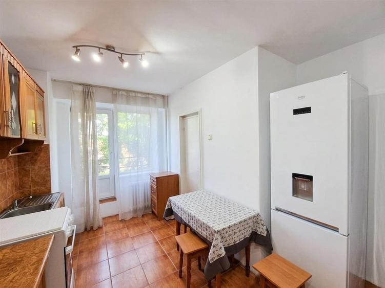Apartament cu 3 camere semidecomandat în Cantemir