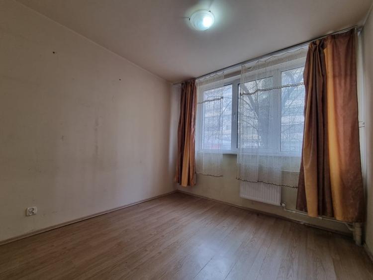Apartament cu 4 camere semidecomandat în Ferentari