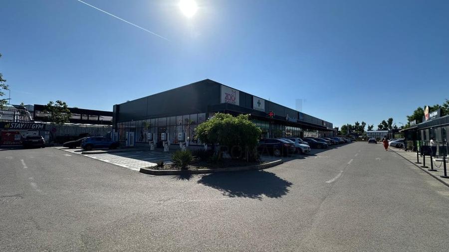 Spațiu comercial, de 4,457 mp, în Odăi