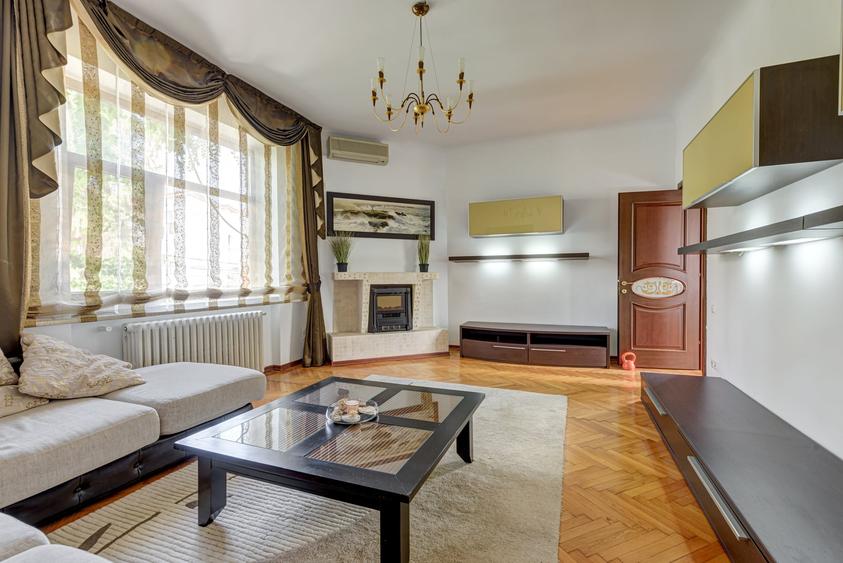 Apartament cu 6 camere semidecomandat, mobilat în Unirii