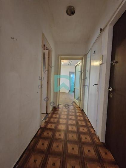 Apartament cu 3 camere semidecomandat în Tractorul