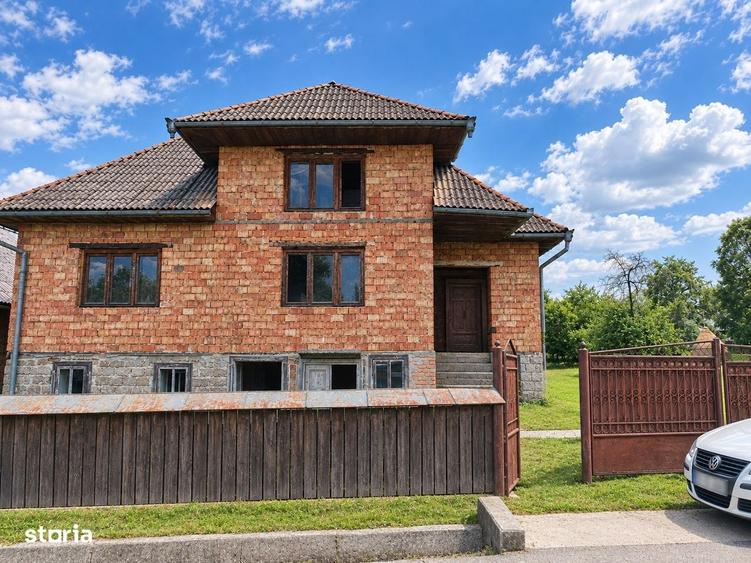 Casă cu 4 camere în Călinești