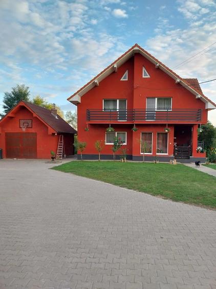 Casă cu Teren 2800 Mp în Orașu Nou