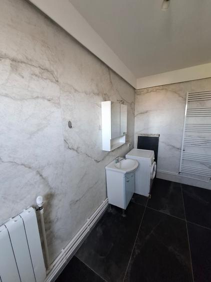 Apartament cu 3 camere semidecomandat în Pârneava