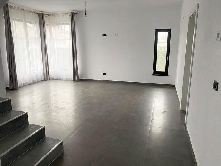 Casă individuală cu 5 camere cu Teren 950 Mp în Nord