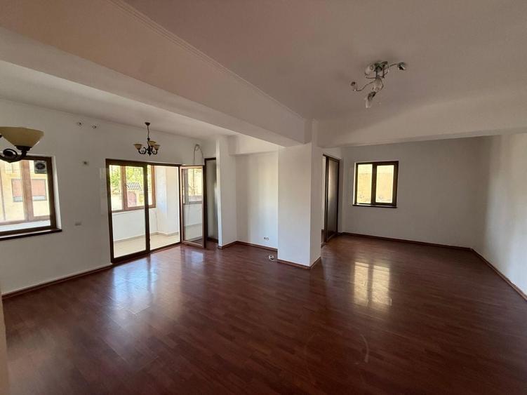 Apartament cu 3 camere în Casa de Cultură