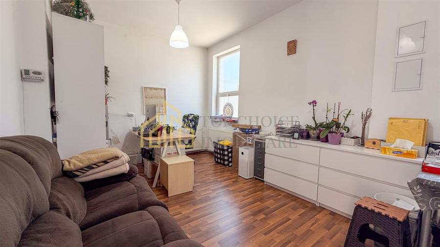 Apartament cu 8 camere în Tei