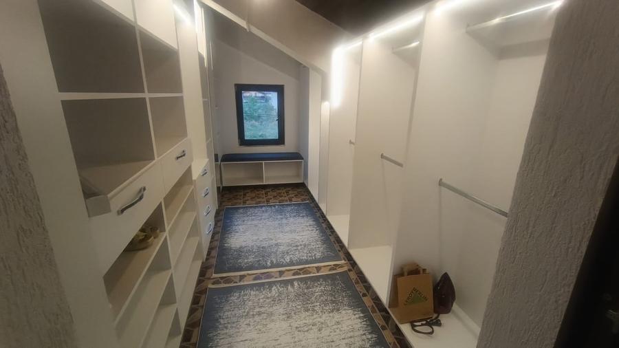 Casă individuală cu 4 camere cu Canalizare în Popoveni