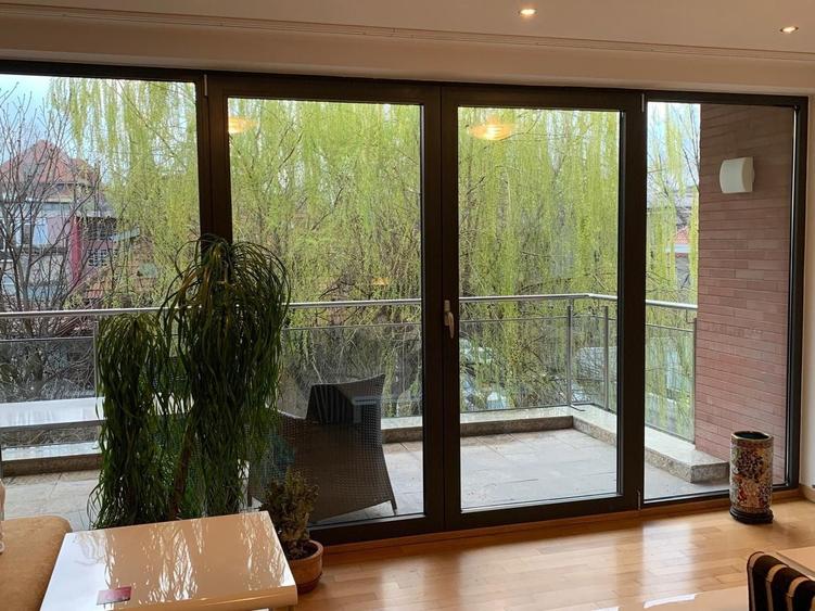 Apartament cu 5 camere decomandat în Capitale