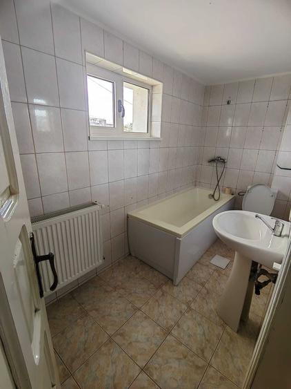 Casă cu 4 camere decomandat în Mioriței