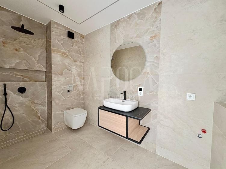 Apartament cu 3 camere semidecomandat în Florești