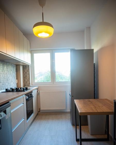Apartament cu 3 camere semidecomandat, mobilat în 13 Septembrie
